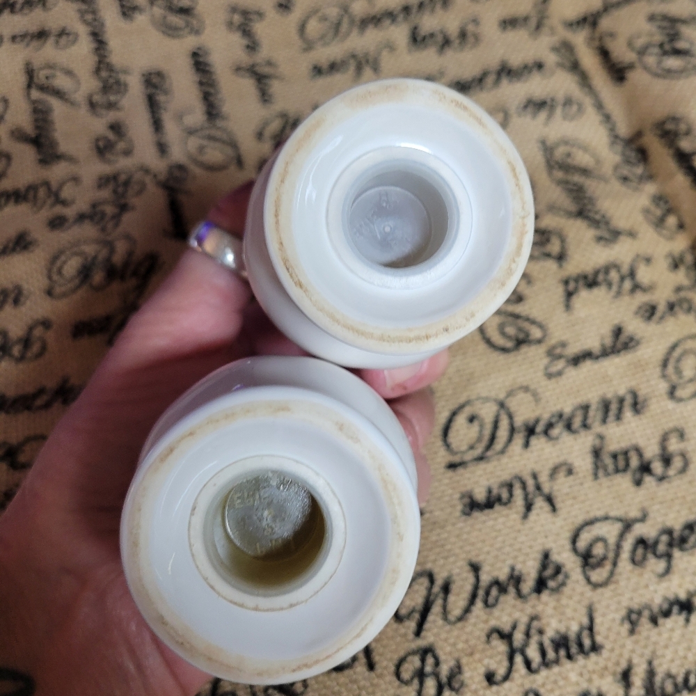 White ceramic salt and pepper shakers - Picture 3 of 5